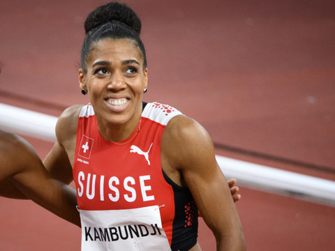 Kambundji a un peu fléchi, doublé pour Thompson