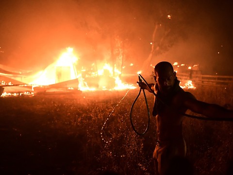 Un homme tué dans les incendies qui font rage en Albanie