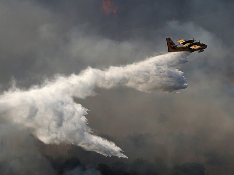Incendies en Grèce: les pompiers espèrent maîtriser un feu important près d'Athènes