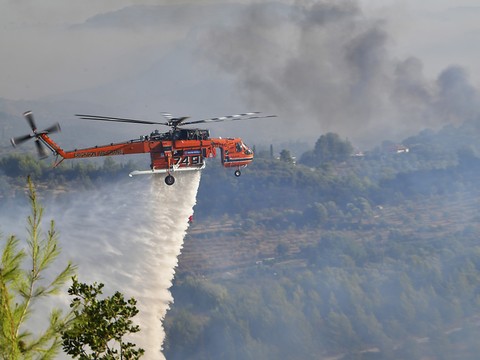 Le feu menace une centrale en Turquie et fait rage en Grèce