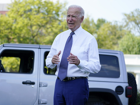 Voiture électrique: Biden fixe des objectifs ambitieux