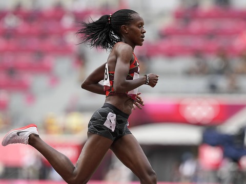 Faith Kipyegon barre la route à Sifan Hassan