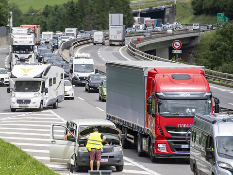 De longues files d'attente pour les vacanciers au Gothard