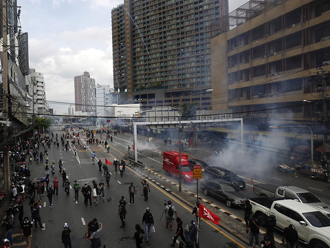 Gaz lacrymogènes contre des manifestants pro-démocratie à Bangkok