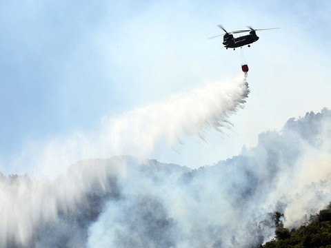 La Grèce brûle toujours, la Turquie aidée par la pluie