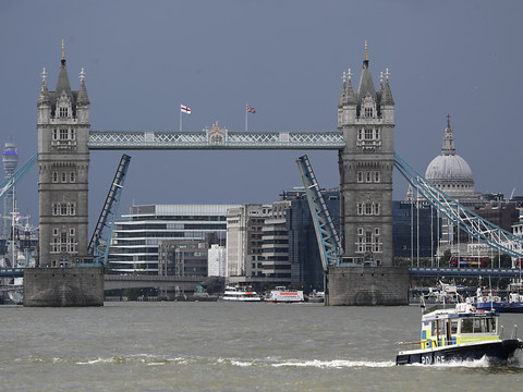 Londres: Tower Bridge coincé en raison d'un 