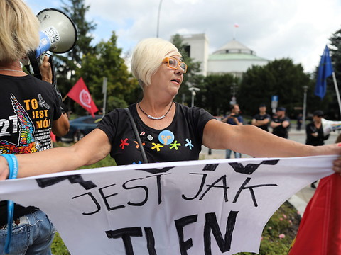 Pologne: le Parlement adopte une loi sur les médias, mais l'avenir de la majorité reste incertain
