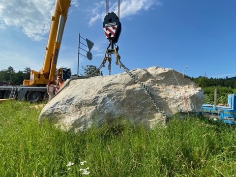 Bloc erratique de 15'000 ans découvert par hasard à Neuchâtel