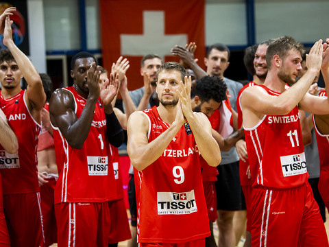La Suisse commence par une victoire