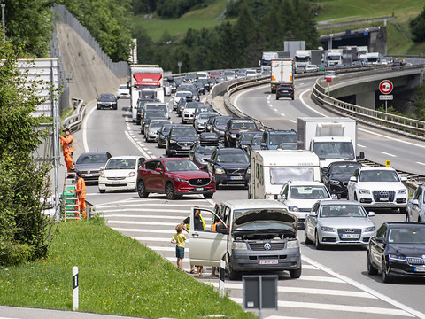 Plus de deux heures d'attente dans le trafic de retour au Gothard