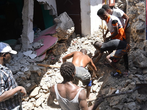 Au moins 724 morts en Haïti, recherches frénétiques dans les décombres