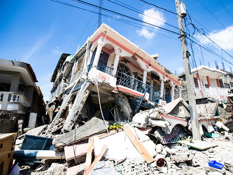 Haïti: après le séisme, les secours s'affairent, une tempête menace