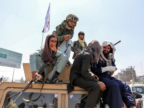 L'Afghanistan aux mains des talibans, scènes de fuite surréalistes