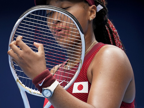 Naomi Osaka fond en larmes en conférence de presse