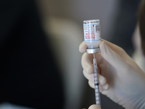 Vaccin: Moderna étudie deux options pour une 3e dose avant l'hiver