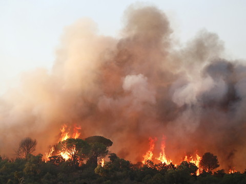 Deux morts dans le feu sur la Côte d'Azur, qui s'étend