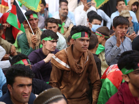 Des Afghans brandissent le drapeau national dans les rues