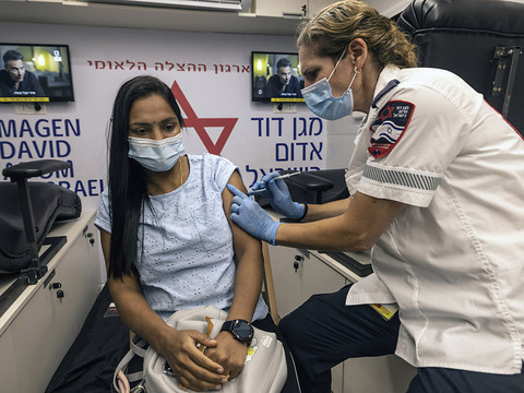 Israël abaisse à 40 ans l'âge pour recevoir une 3e dose de vaccin