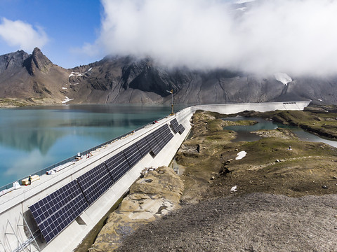 La plus grande centrale solaire alpine en construction à Glaris