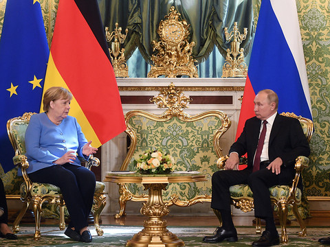 En visite d'adieu à Moscou, Merkel réclame la libération de Navalny