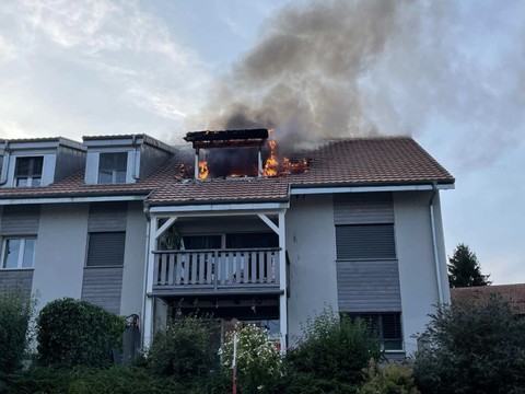Grill en feu sur un balcon: deux immeubles évacués