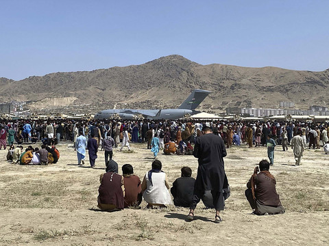 Les évacuations à risque se poursuivent à Kaboul, de nouveaux morts