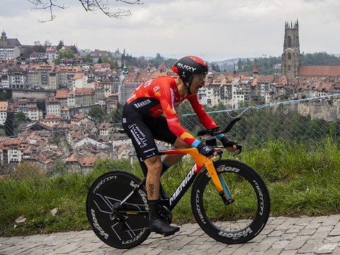 Caruso gagne la 9e étape, Mäder bon 7e