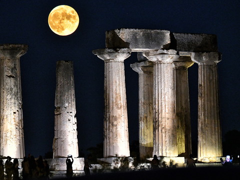 Une nuit de pleine lune sur l'Acropole d'Athènes