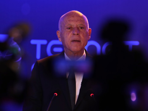 Le président tunisien prolonge le gel du Parlement