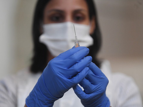 Le risque de caillots moins élevé après le vaccin qu'avec le Covid