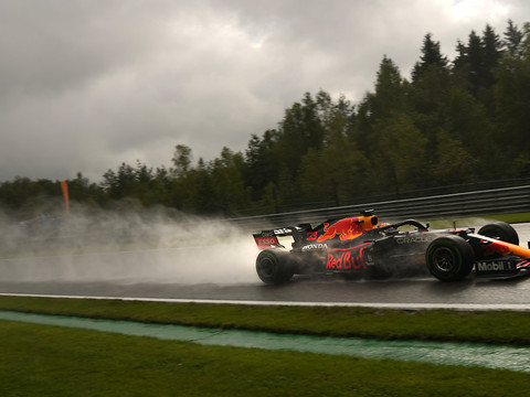 Max Verstappen en pole devant George Russell