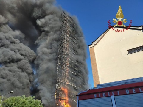 Un immeuble de vingt étages en flammes à Milan