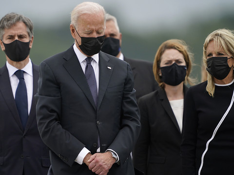 Très critiqué, Biden se recueille devant les militaires tués