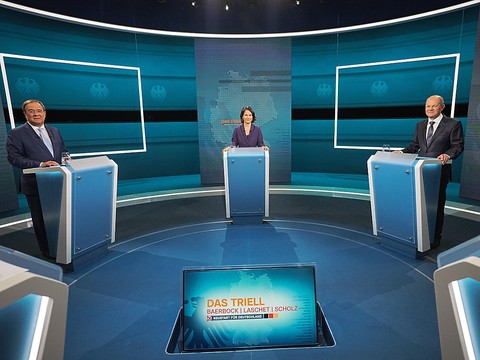 Le candidat du parti de Merkel passe à l'offensive