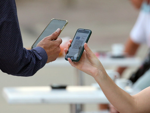 Pass étendu à 2 millions de salariés en contact avec le public