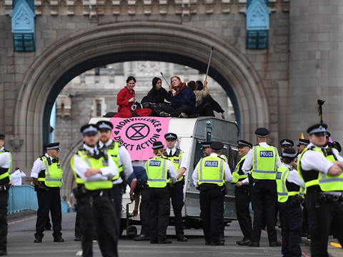 Le célèbre pont de Tower Bridge bloqué par des militants du climat