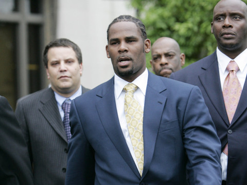 Procès R. Kelly: un homme l'accuse d'abus sexuel dans sa jeunesse
