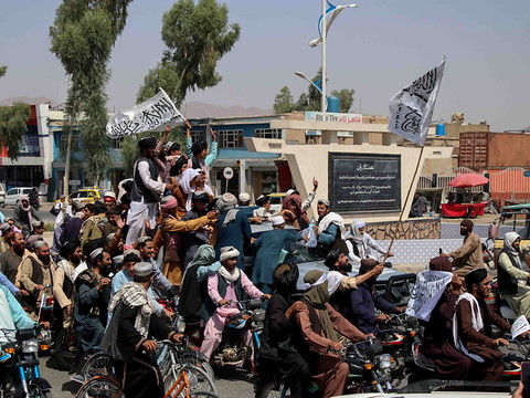 Les talibans fêtent leur victoire après le départ des Américains