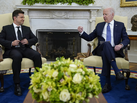 Biden promet à Zelensky de l'aider face à la Russie