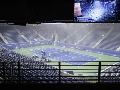 La pluie interrompt un match... sur court couvert