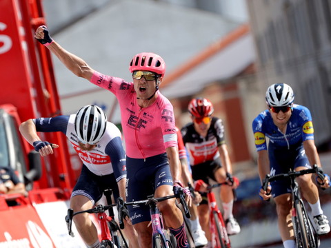 Cort Nielsen s'impose sur la 19e étape, Roglic toujours en rouge