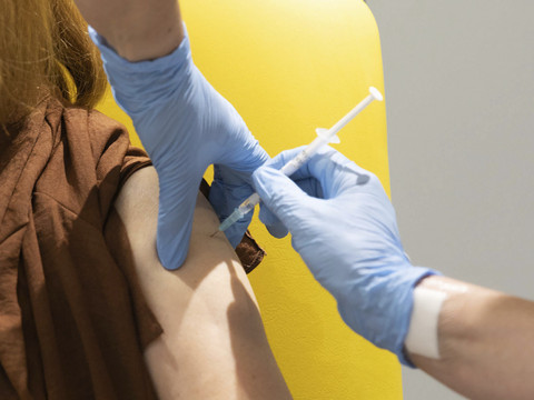Royaume-Uni: les vaccins pas recommandés aux 12-15 ans