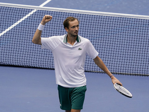 Medvedev lâche sept jeux au 3e tour