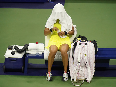 Osaka et Tsitsipas prennent la porte