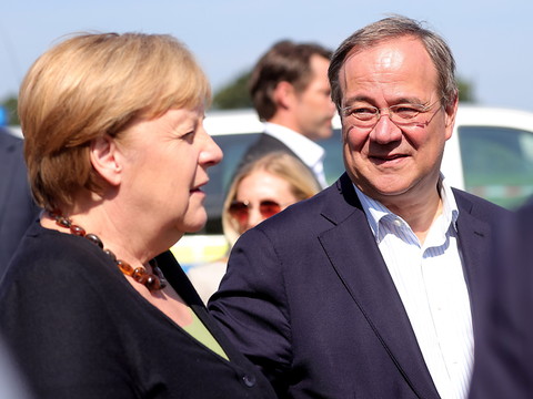 Angela Merkel défend Laschet, en difficulté