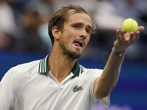 Medvedev s'impose à nouveau en trois sets