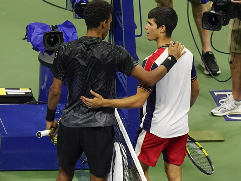 Auger-Aliassime en demi-finale après l'abandon d'Alcaraz