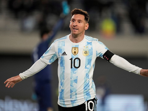 L'Argentine s'impose avec un triplé de Messi