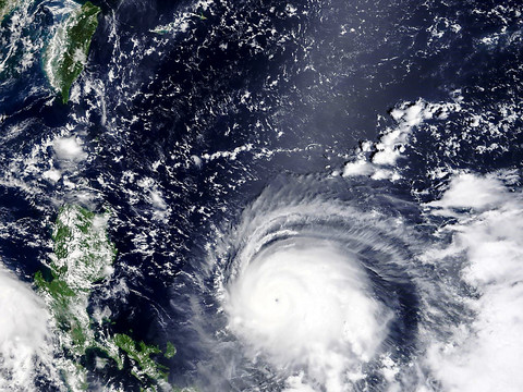 Le super typhon Chanthu menace les Philippines et Taïwan