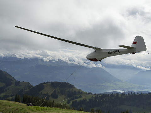 Collision évitée entre un planeur et deux F/A-18 au-dessus de Guin